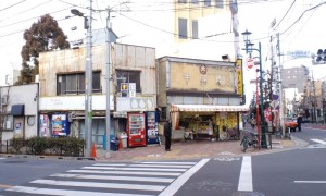 看板に「牛豚肉」って書いてあります。