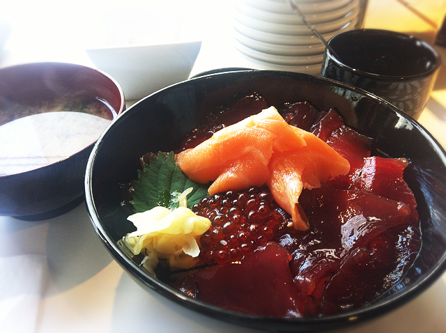 サラダと茶碗蒸し、味噌汁セットです